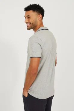 Polo con color en contraste