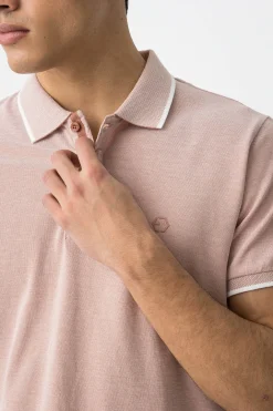 Polo de piqu&eacute; detalle en relieve