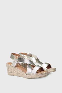 Sandalia de cu&ntilde;a metalizada con tiraselasticas