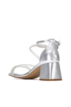 Sandalia metalizada con tac&oacute;n