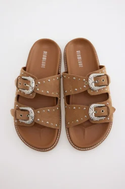 Sandalia piel tachuelas