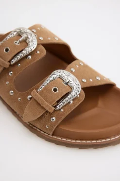 Sandalia piel tachuelas