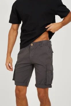 Short cargo con siete bolsillos