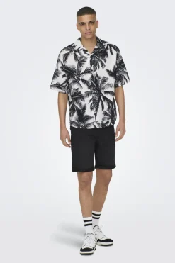 Short denim de hombre regular fit.