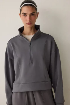 Sudadera con media cremallera y tacto sedoso.