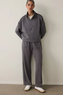 Sudadera con media cremallera y tacto sedoso.