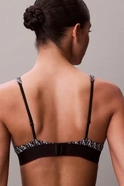 Sujetador triangular preformado