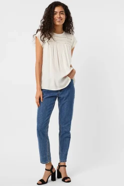 Top de manga corta con detalle de encaje