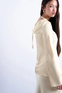 Top de manga larga satinado.