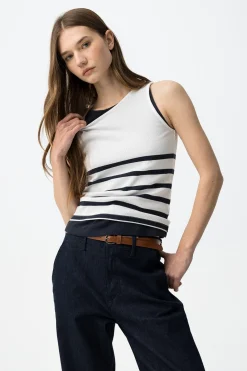 Top sin mangas ajustado