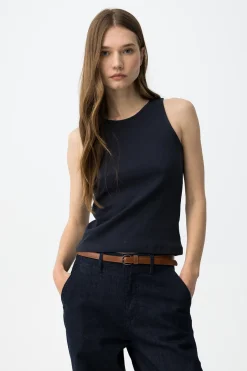 Top sin mangas ajustado