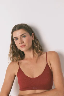 Top triangular NATURAL cuadrill&eacute; granate