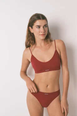 Top triangular NATURAL cuadrill&eacute; granate