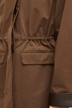 Trench largo con cuello y pu&ntilde;os de polipiel