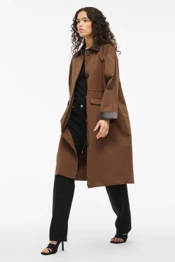 Trench largo con cuello y pu&ntilde;os de polipiel