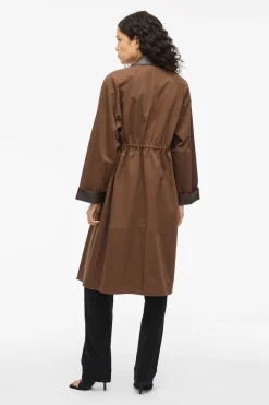 Trench largo con cuello y pu&ntilde;os de polipiel