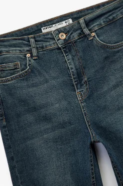 Vaquero acampanado desde la rodilla