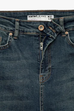 Vaquero acampanado desde la rodilla