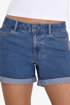 Vaquero corto b&aacute;sico con dobladillo