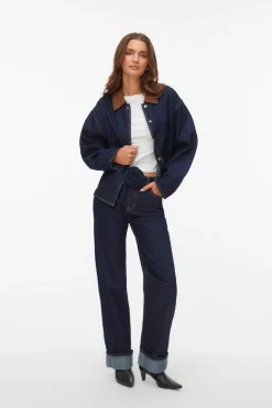 Vaqueros anchos vuelta en el bajo