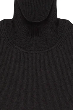 Vestido con cuello alto