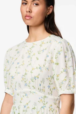 Vestido corto cuello cerrado