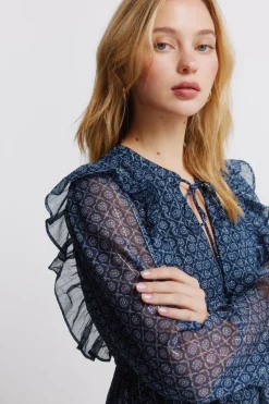 Vestido corto de manga larga volantes