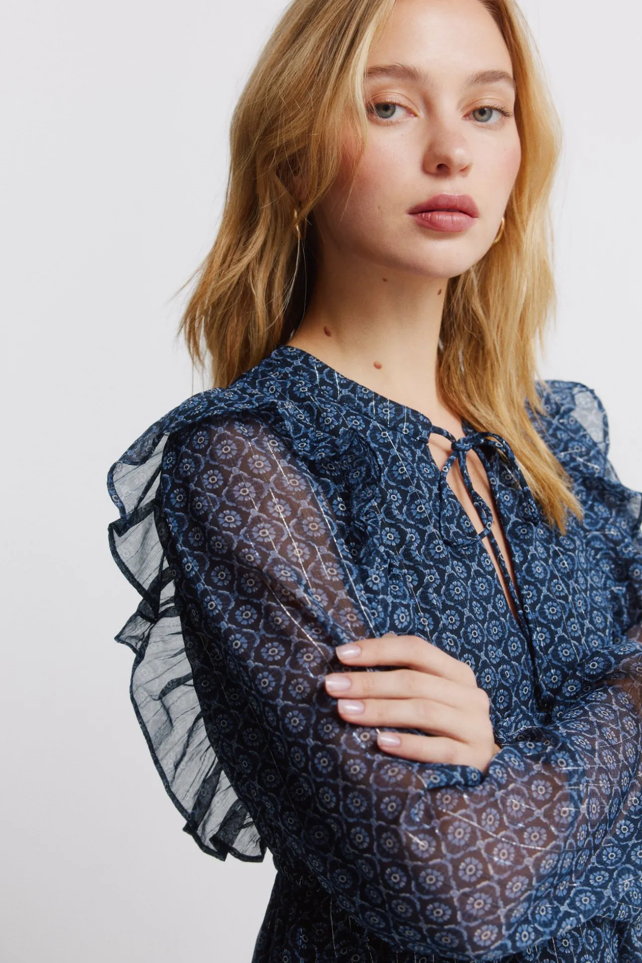 Vestido corto de manga larga volantes