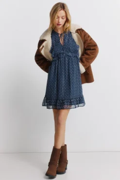 Vestido corto de manga larga volantes