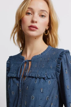 Vestido corto de manga larga volantes