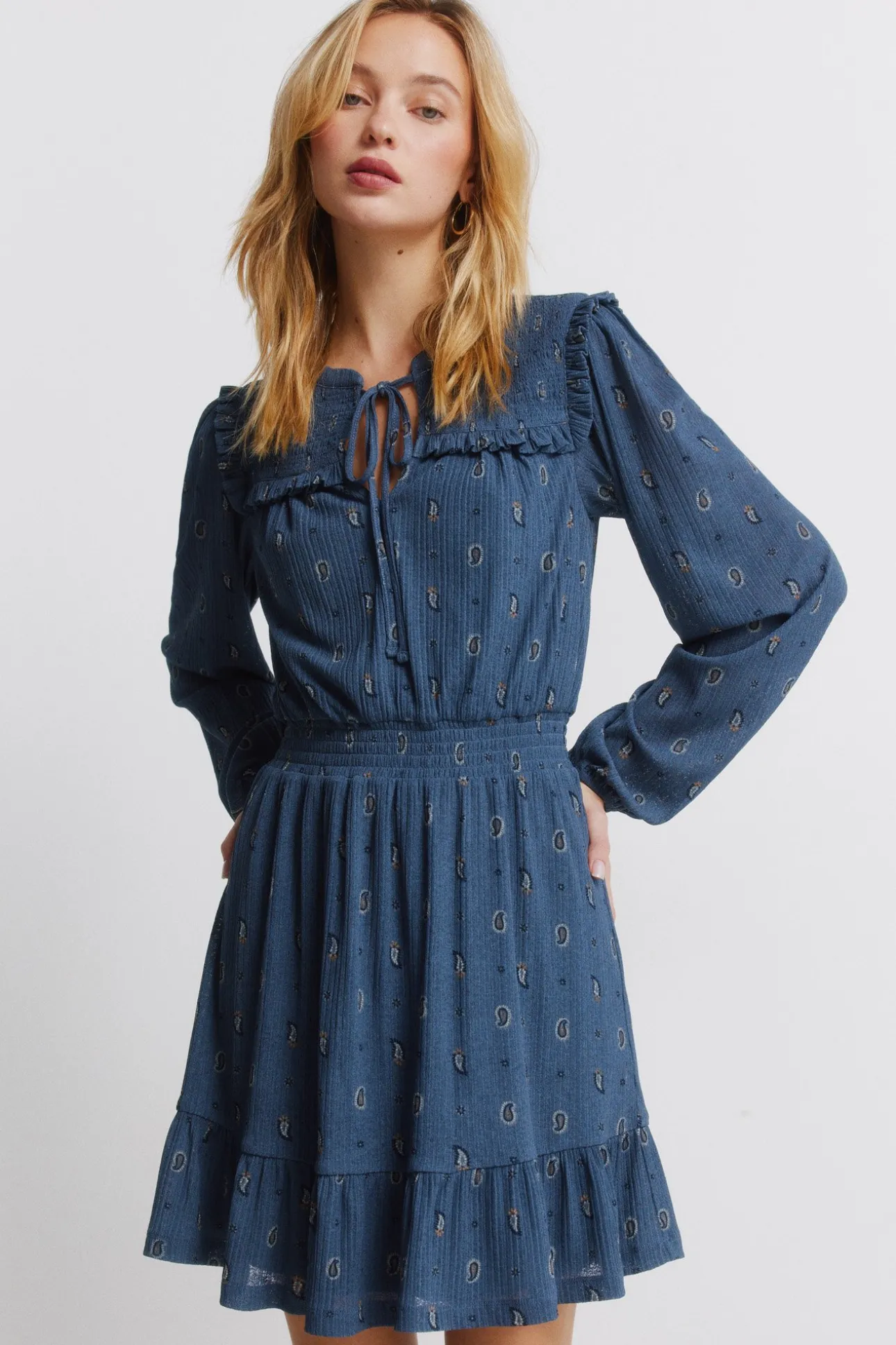 Vestido corto de manga larga volantes