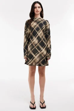 Vestido corto de manga larga.