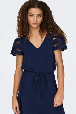 Vestido corto detalle encaje