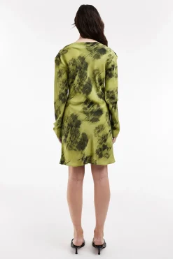 Vestido corto estampado de manga larga.