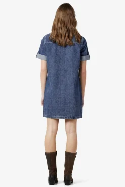 Vestido corto vaquero con manga corta, cuello y bolsillos frontales