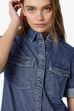 Vestido corto vaquero con manga corta, cuello y bolsillos frontales