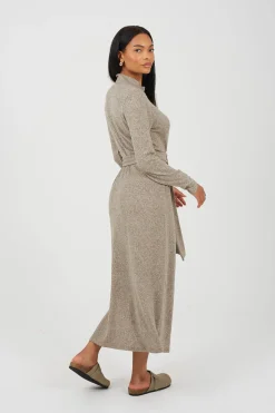 Vestido largo con cintur&oacute;n