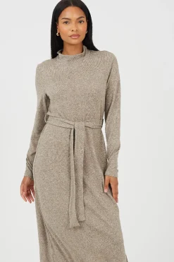 Vestido largo con cintur&oacute;n