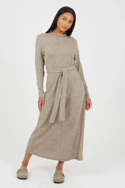 Vestido largo con cintur&oacute;n