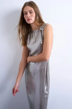 Vestido largo con hebilla metalica en el hombro