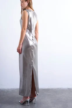 Vestido largo con hebilla metalica en el hombro