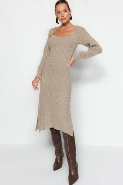 Vestido midi con escote coraz&oacute;n