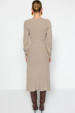 Vestido midi con escote coraz&oacute;n