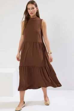 Vestido midi recto sin mangas