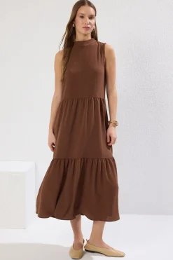 Vestido midi recto sin mangas