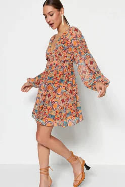 Vestido mini flu&iacute;do cuello pico