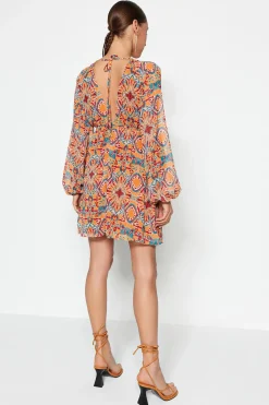 Vestido mini flu&iacute;do cuello pico