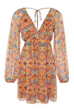 Vestido mini flu&iacute;do cuello pico