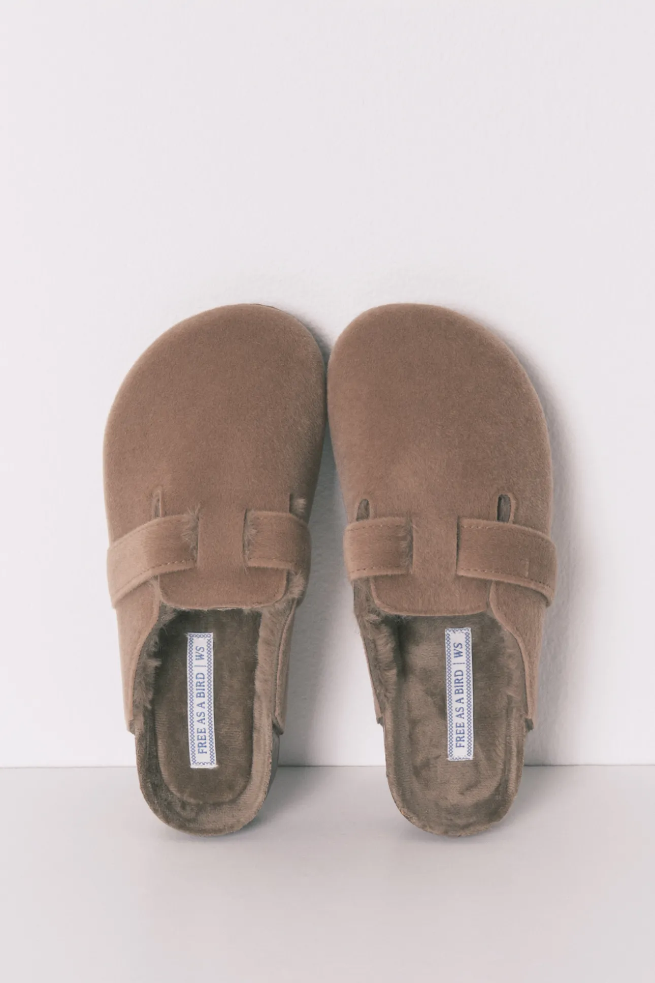 Zapatillas casa tipo zueco marr&oacute;n