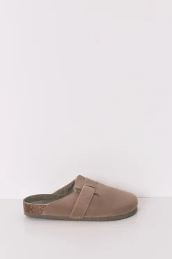 Zapatillas casa tipo zueco marr&oacute;n